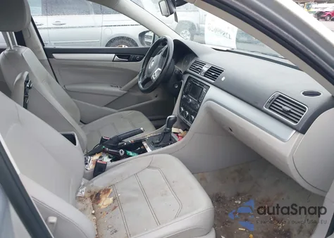 2012 Volkswagen Passat 2.5L Se z USA, uszkodzony, nr VIN 1VWBP7A37CC024513